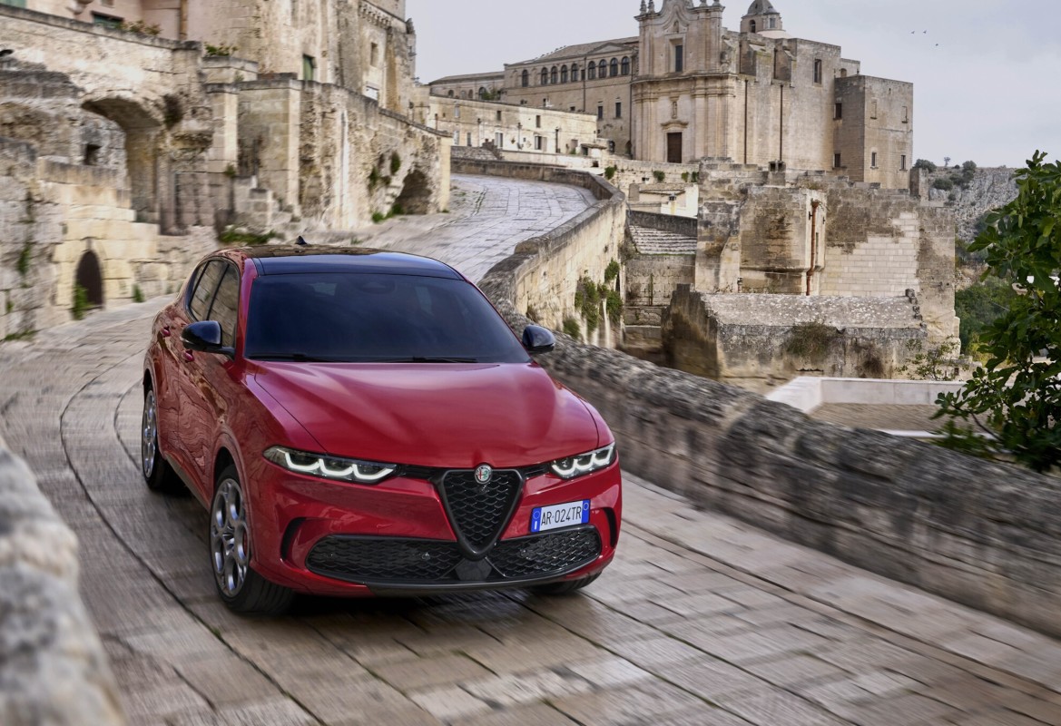 Stellantis lembra quase 49.000 Alfa Romeos e esquiva sobre o problema da câmera retrovisora