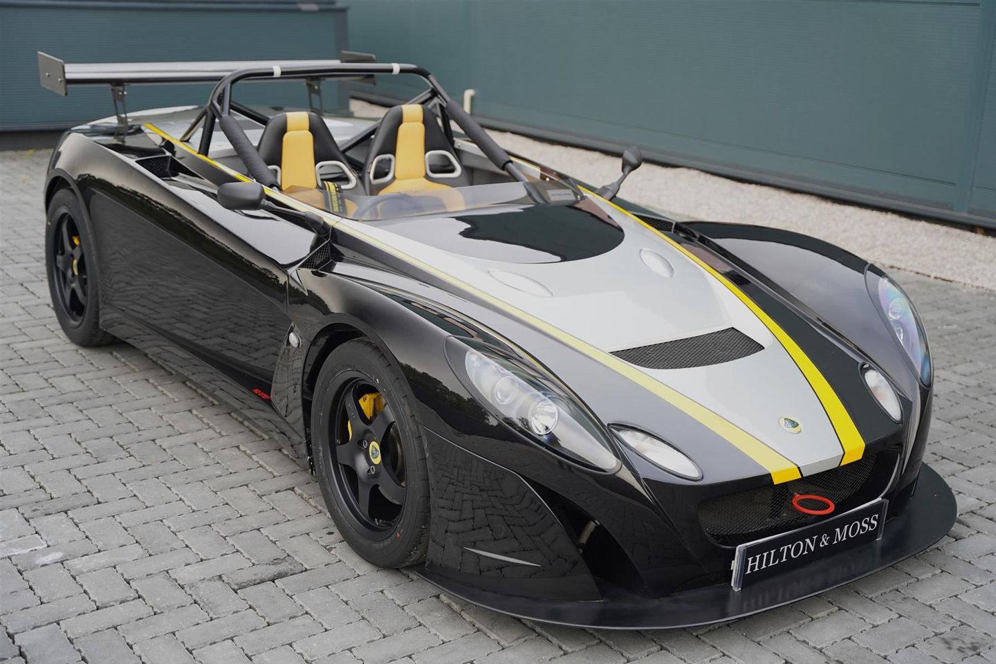Lotus 2-Eleven registrado na estrada para venda