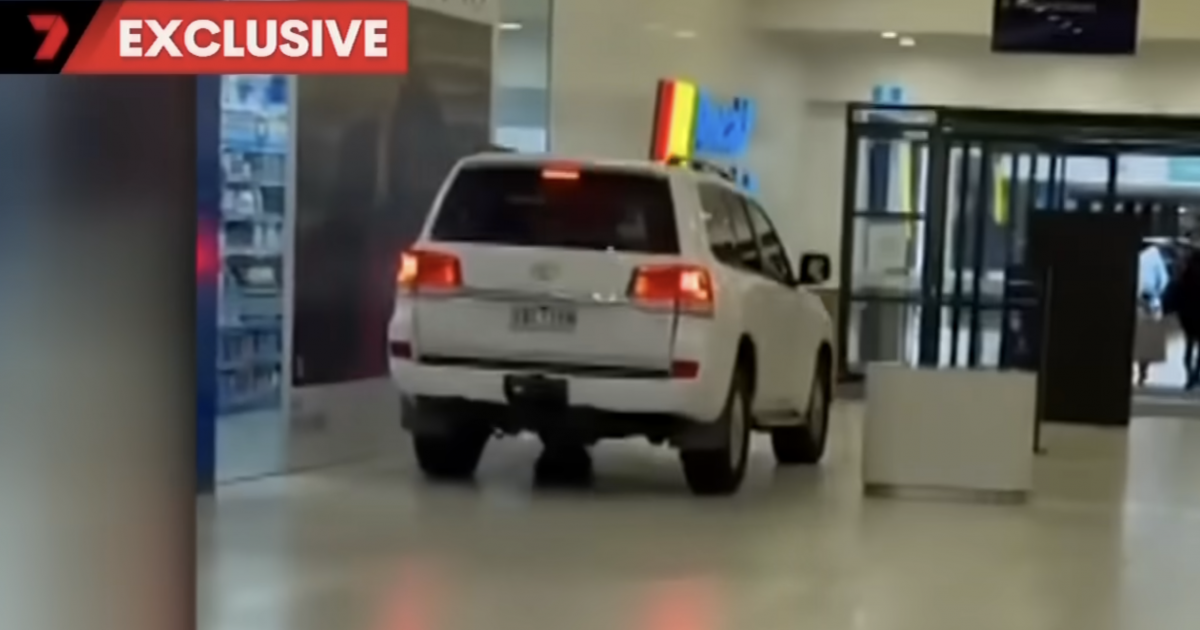 Man reencena a cena dos irmãos Blues com Landcruiser em Melbourne Shopping Center