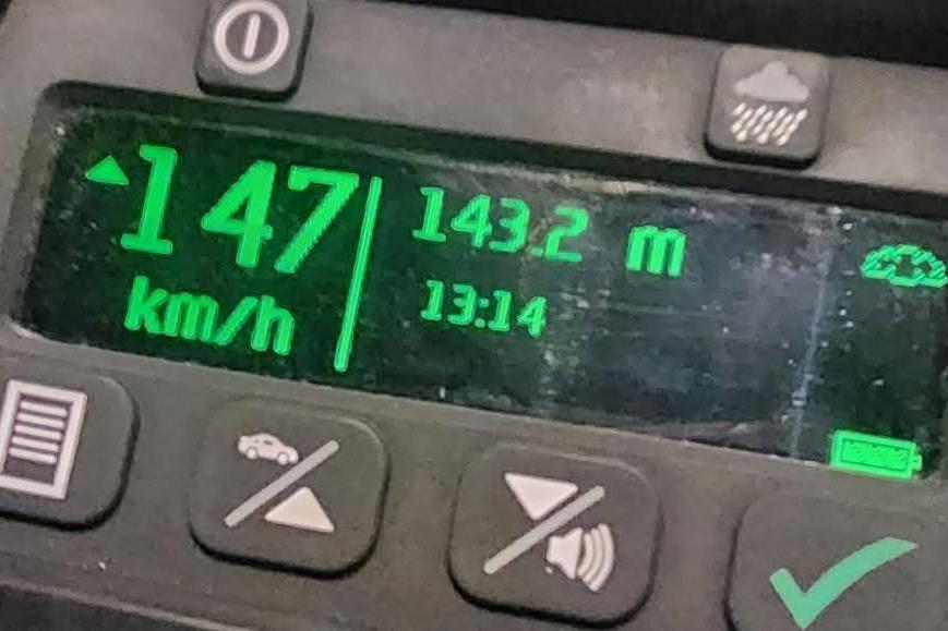 Três homens perdem suas licenças por excesso de velocidade na mesma zona de 80 km/h na mesma época