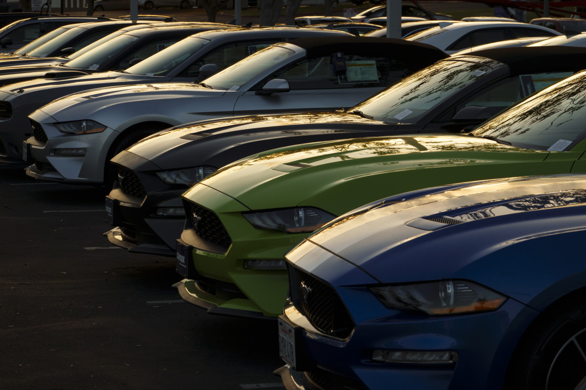 Os senadores estaduais votam esmagadoramente para aumentar as taxas de concessionária de carros 488%