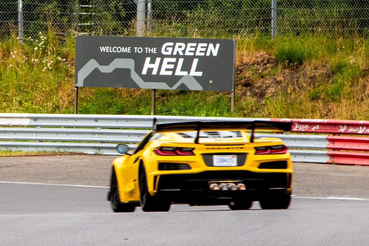 Corvette ZR1X chove totalmente no Mustang GTD Parade