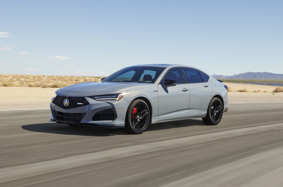 Acura TLX é o mais recente sedan esportivo a morder a poeira