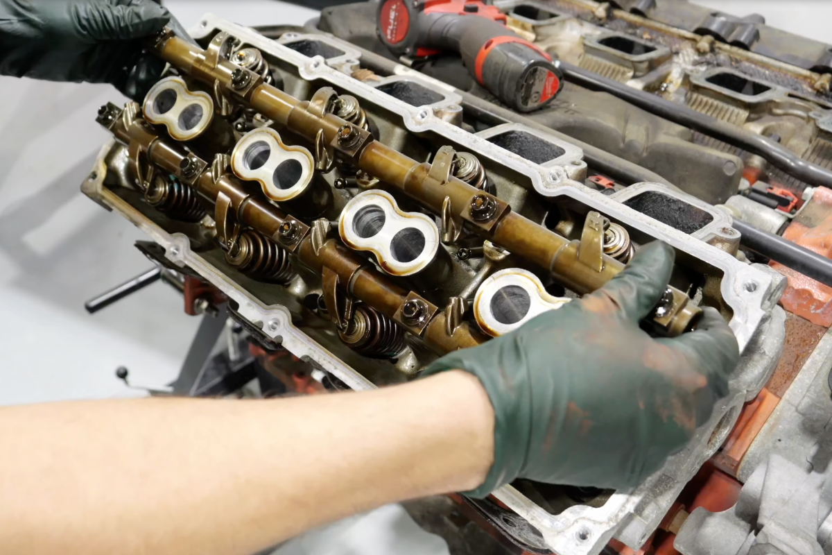 A desmontagem do motor expõe o que quase destruiu este Hemi V8 de 90.000 milhas