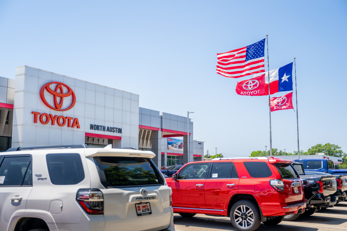 As concessionárias de automóveis estão desenvolvendo uma tática dos anos 90 para aumentar as vendas