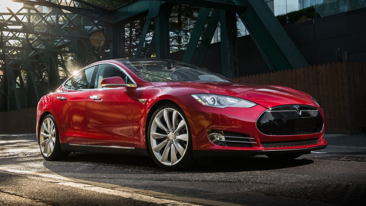 Tesla processou novamente por causa de portas do modelo S que podem não abrir após queda de energia