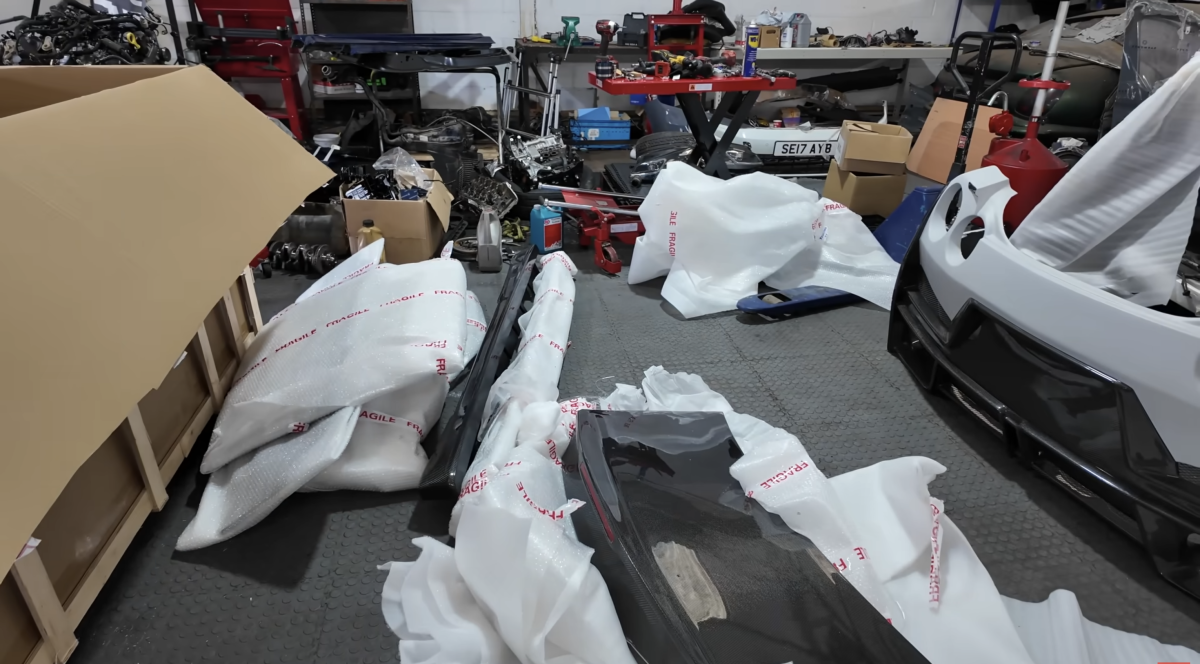 Nissan GT-R danificado por acidente reconstruído com peças Nismo de Temu